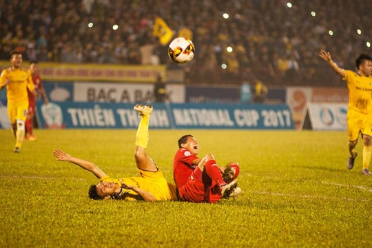 SLNA - B.Bình Dương: Đội khách khó có điểm