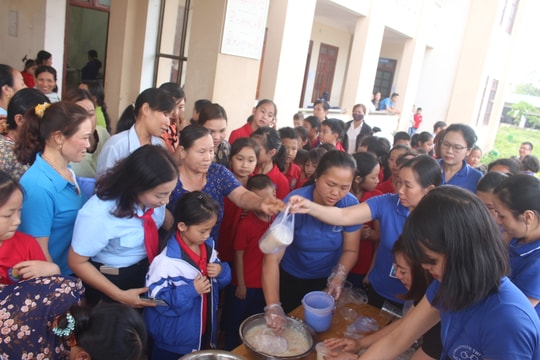 Trao 500 suất cháo tình thương cho bệnh nhân ở Nghĩa Đàn