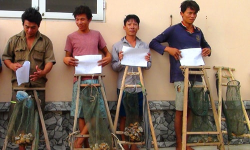 Bộ đội biên phòng vây bắt 40 người trộm nghêu
