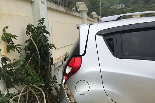 Giáo viên lùi ô tô trong sân trường cán chết học sinh lớp 1