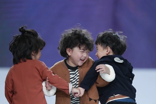 Cậu bé 4 tuổi gây sốt sau cú ngã ở tuần thời trang Thượng Hải