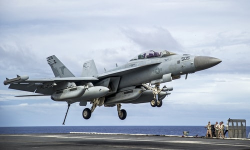 Trung Quốc phá sóng tiêm kích Mỹ tuần tra Biển Đông