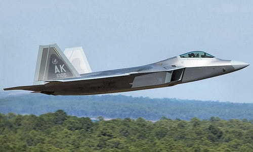 F-22 Mỹ gặp sự cố, phi công hạ cánh với một động cơ