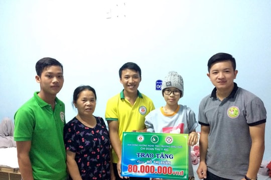 Đồng hương xứ Nghệ ở Huế bán bánh gai giúp đỡ sinh viên bị bệnh ung thư