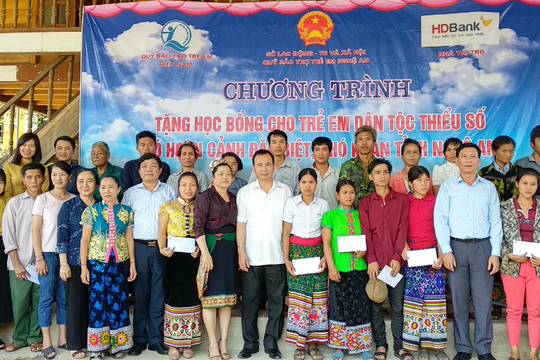 Lãnh đạo Ban Dân vận TW trao quà cho bà con người Ơ Đu, huyện Tương Dương