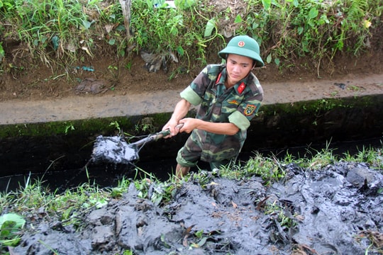 Gần 300 bộ đội Nghệ An giúp dân nạo vét kênh mương