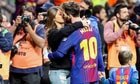 Messi hôn vợ 'quên trời đất' trên sân bóng sau khi vô địch Cup nhà vua
