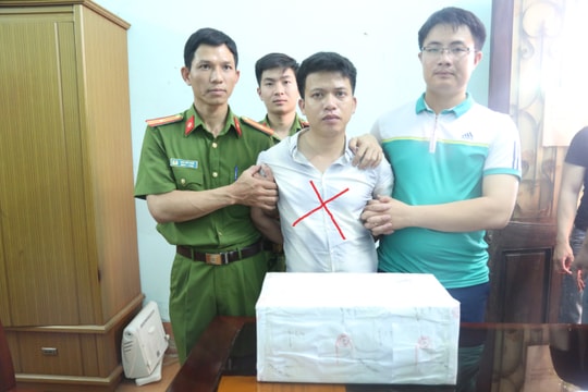 Bắt quả tang đối tượng giấu 20 bánh heroin trong cốp xe ô tô