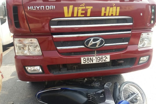 Xe máy lọt gầm ô tô, hai vợ chồng chấn thương nặng