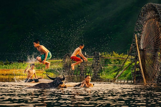 Thót tim với những trò nhào lộn trên sông suối của trẻ em vùng cao