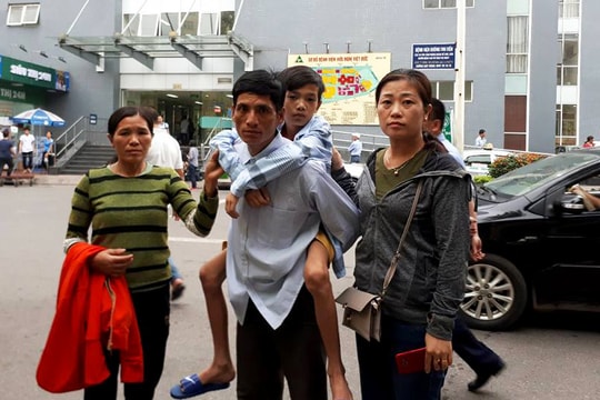 Học sinh bị gãy cột sống được nhà trường và gia đình đưa đi thăm khám