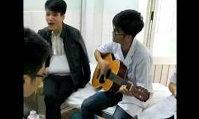 Bác sĩ thực tập đệm đàn cho bệnh nhân hát thư giãn