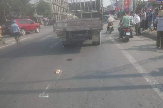 Hàng chục người đẩy xe tải, cứu 2 nạn nhân bị cuốn vào gầm