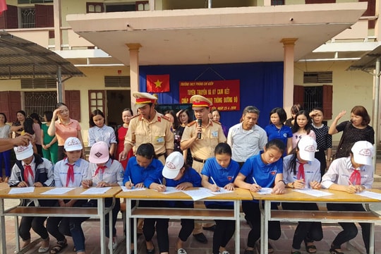 Học sinh Nghệ An ký cam kết không đi ngược chiều trên Quốc lộ 1