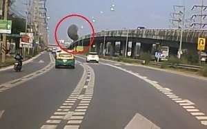 Thót tim cảnh mảnh vỡ khổng lồ suýt rơi trúng ô tô đang chạy