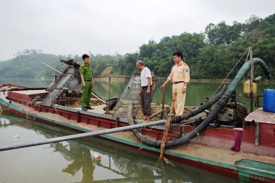 Bắt giữ 3 thuyền khai thác cát sạn trái phép trên sông Lam