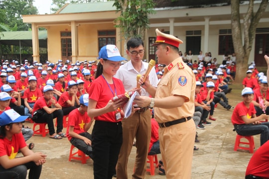 Tuyên truyền pháp luật ATGT cho học sinh THCS  tại Nghệ An