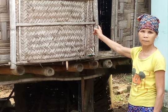 Hộ nghèo không được trả thẻ bảo hiểm, giấy đi viện vì nợ 'phí' của xã