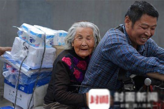 Nhân viên giao hàng đưa mẹ già mất trí nhớ đi làm cùng mỗi ngày