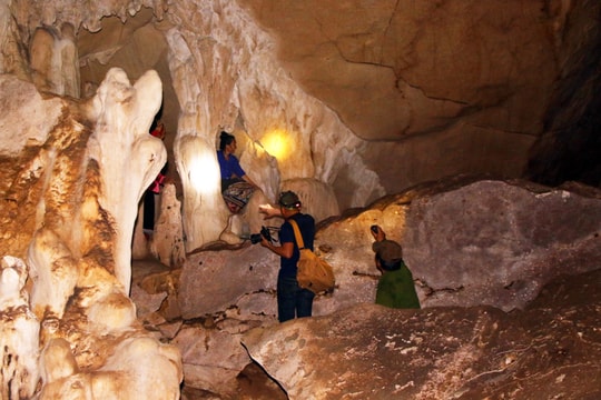 Vẻ đẹp hoang sơ của hang đá giữa hồ bản Vẽ