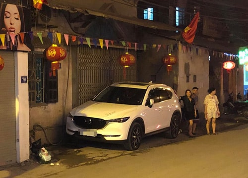 Đậu ôtô chắn ngang trước cổng, cả gia đình phải trèo qua xe để vào nhà