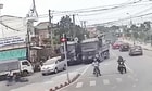 Kinh hoàng hai xe tải rượt đuổi, chèn ép nhau trên phố