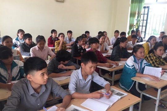 Nam sinh miền núi đạt giải Nhì cấp tỉnh với đề tài ngăn chặn xe quá khổ quá tải