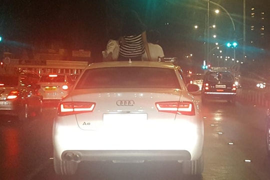 Nguy hiểm tiềm ẩn khi cho trẻ em 'hóng gió' trên cửa sổ trời