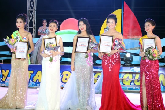 Nữ sinh trường THPT Quỳnh Lưu 4 đăng quang Duyên dáng biển Quỳnh năm 2018