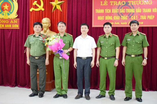 Anh Sơn: 3 tháng, phát hiện và xử lý 20 vụ khai thác cát, sỏi trái phép trên sông Lam