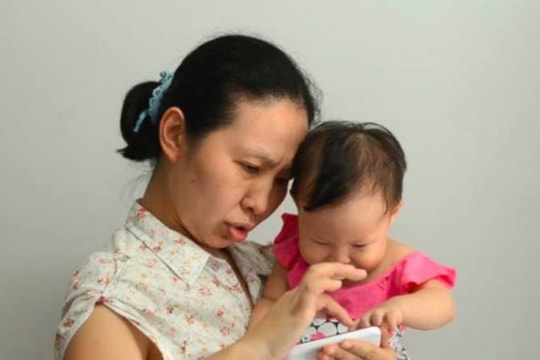 Bắt người giúp việc livestream em bé tắm