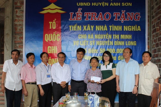 Trao 50 triệu đồng hỗ trợ xây nhà tình nghĩa ở Anh Sơn
