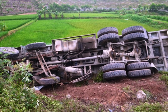 Xe tải mất lái nằm phơi bụng dưới mương, dân cạy cửa kéo tài xế ra ngoài  ​