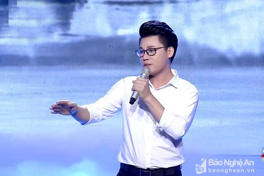 Tiến sĩ hát về miền Trung làm thổn thức khán giả Thần tượng Bolero