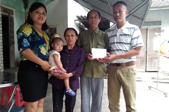 Trao 63 triệu đồng giúp đỡ cháu bé bị viêm tủy xương