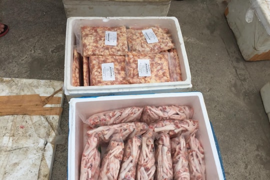 Bắt xe khách biển Lào vận chuyển hơn 400kg chân, sụn gà không rõ nguồn gốc  ​