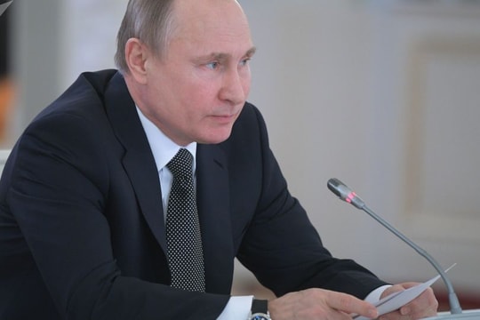 “Viết như gà bới”: Ông Putin tự trào lộng về nét chữ của mình