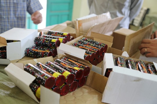 Xe khách Bắc - Nam chở hơn 1 tấn pháo