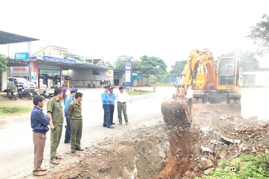 Giải tỏa các điểm bị chiếm dụng làm nơi rửa xe, bơm nước mui trên Quốc lộ 48 