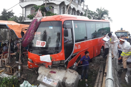 Xe khách đâm người phụ nữ đi xe đạp rơi xuống sông