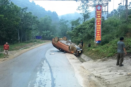 Xe bán tải phơi bụng trên quốc lộ