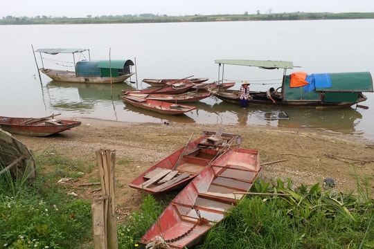 “Xóa sổ” một làng hến ven sông Lam?