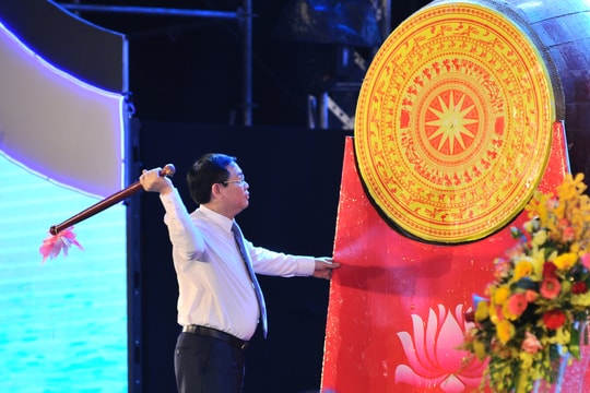 Phó Thủ tướng Vương Đình Huệ đánh trống khai mạc Lễ hội du lịch biển Cửa Lò 2018