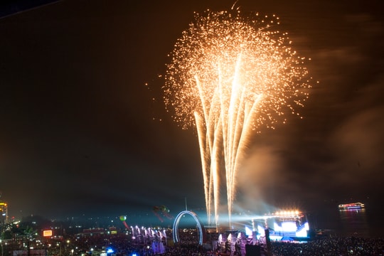 Những màn pháo hoa rực trời biển Cửa Lò 