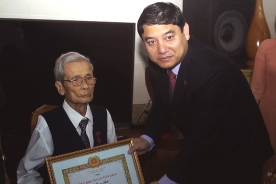 Bí thư Tỉnh ủy Nguyễn Đắc Vinh trao Huy hiệu 70 năm tuổi Đảng