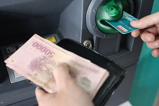 Làm sao để biết thẻ ngân hàng bị đánh cắp thông tin trên ATM?