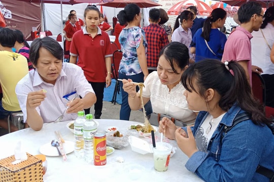 Dê leo núi, lươn Nghệ An hút khách tại Liên hoan ẩm thực quốc tế Huế 