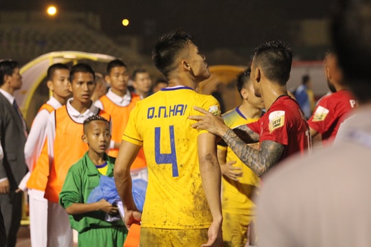 Quế Ngọc Hải lên tiếng sau  khi “cự cãi” với cầu thủ TP Hồ Chí Minh