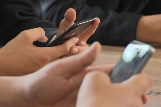 Xôn xao clip cô giáo từ tốn khuyên học sinh không dùng điện thoại trong giờ học