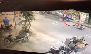Sang đường không quan sát, xe máy bị ôtô tông bay hàng chục mét